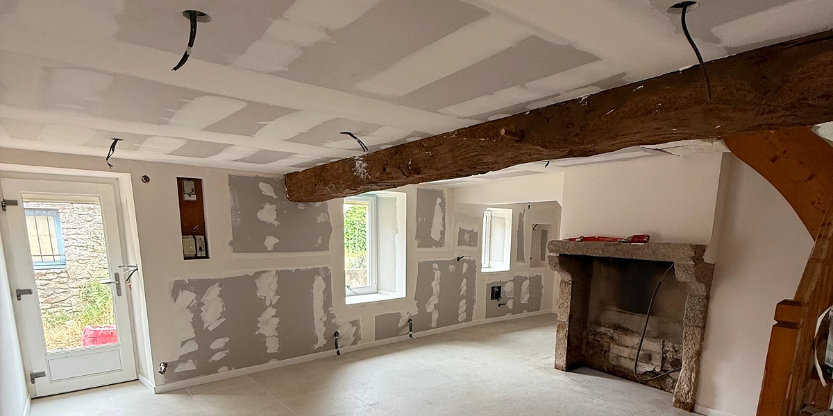 Pose de faïence murale élégante dans une salle de bains à Gorges